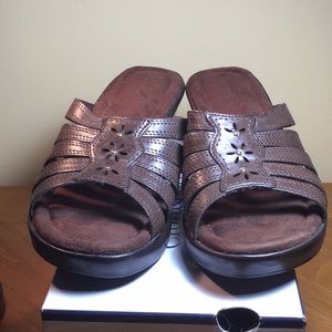 Croft & Barrow Patsy Brown Flower Design Dress Sandals/size 9.5